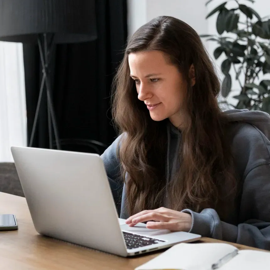 Femme au bureau heureuse qui utilise Kipflow.io